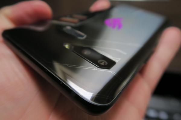 ASUS ROG Phone: Design industrial, metalic, agresiv în stil de nava Star Trek