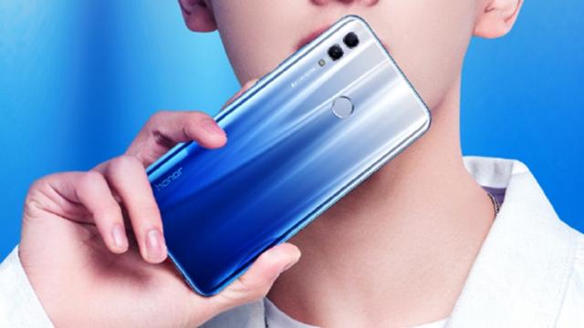 <b>Honor 10 Lite se pregătește de lansare pe 21 noiembrie; Ar putea avea o ediție limitată Supreme</b>Descoperim astăzi faptul că firma chineză Huawei are în plan lansarea unui nou smartphone pe piață în această lună și anume Honor 10 Lite. Telefonul reprezintă o variantă cu dotări mid-range a flagship-ului Honor 10 și din câte aflăm