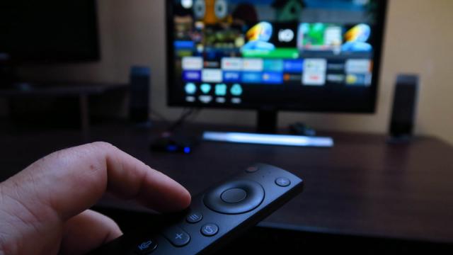 <b>FireWave X88, un TV Box Android pe care l-am testat, ne-a plăcut, iar acum vi-l prezentăm în premieră într-un review detaliat</b>Avem să vă prezentăm astăzi un produs mai special și anume TV Box-ul Firewave, un dispozitiv creat de către un colaborator Mobilissimo pe nume Petre Popescu. Creația sa vine la pachet cu Android TV și oferă funcții pe care nu le găsiți