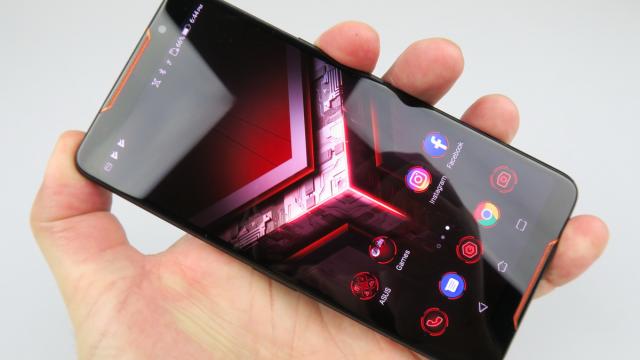 <b>ASUS ROG Phone: Display de top 10, cu gaming 90 Hz, HDR, 1 ms</b>ASUS ROG Phone este un telefon de gaming şi ca atare trebuie să aibă un ecran mai mult decât excelent. Nu e loc de compromisuri aici, pentru că ecranul face şi desface experienţa de gaming. Se prezintă cu un ecran AMOLED de 6 inch cu rezoluţie Full HD+..