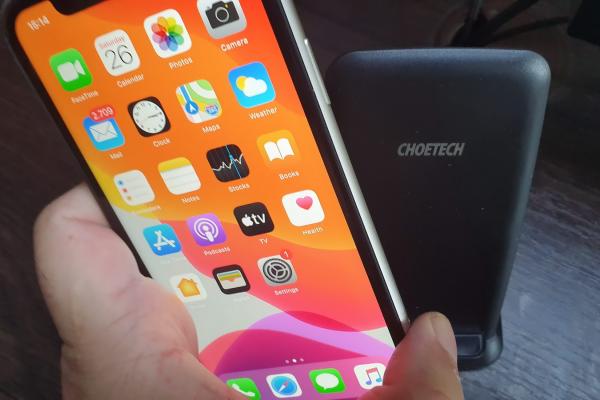 Prezentare CHOETECH T555S-Q: Încărcător wireless de 15W cu rol de stand și adaptor Quick Charge 3.0 în pachet