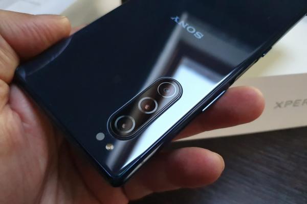 Sony Xperia 5 Unboxing: cel mai îngust telefon din 2019 scos din cutie (Video)