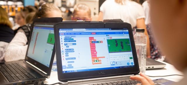 Orange promovează copiii programatori cu o nouă ediţie SuperCoders, concurs naţional prin care micuţii pot crea jocuri şi animaţii