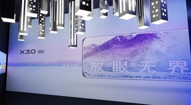 <b>Primul smartphone cu procesor Exynos 980 5G nu va fi un Samsung! Vivo X30 inaugurează acest CPU în decembrie</b>Luna septembrie a acestui an nu a fost marcată doar de târgul de tehnologie IFA 2019 din Berlin, ci și de lansarea procesorului 5G Exynos 980. După cum vă povesteam într-un articol dedicat pe care îl puteți găsi aici, avem de-a face cu 