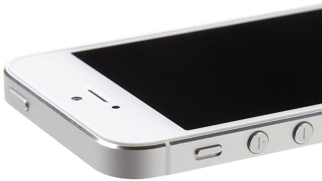 <b>Ai iPhone 5? Din noiembrie ai putea pierde unele funcţionalităţi vitale ale sale, dacă nu îl actualizezi</b>Nu am mai vorbit despre iPhone 5 de ceva vreme, lucru justificat, deoarece este un telefon din 2012, pe care l-am lăsat la iOS 13.3.3 la ultima verificare. Azi aflăm că posesorii săi care nu fac încă o actualizare specială până 