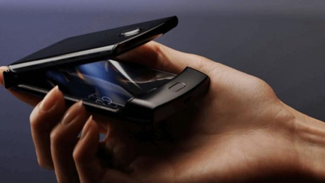 <b>MOTO RAZR 2019 are scăparea scăpărilor: apare în randări de la Evan Blass plus câteva cadre dintr-un video promoţional oficial</b>Suntem la fix 2 săptămâni distanţă de prezentarea lui MOTO RAZR 2019 de pe 13 noiembrie şi interesul ne e stârnit astăzi de o scăpare. E vorba despre viitorul telefon pliabil de la Motorola, care tocmai a apărut într-o randare publicată 