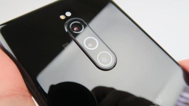 <b>Sony Xperia 1: Cameră triplă în premieră pentru Sony nu e neapărat reţeta succesului</b>Sony Xperia 1 este primul telefon Sony cu 3 camere la bord. Venit în anul în care unele companii s-au dus înspre 5 camere, iar 4 camere e noua normă la flagship-uri. Xperia XZ2 a fost primit binişor, dar era slab la Bokeh, iar Xperia XZ3 a fost parcă..