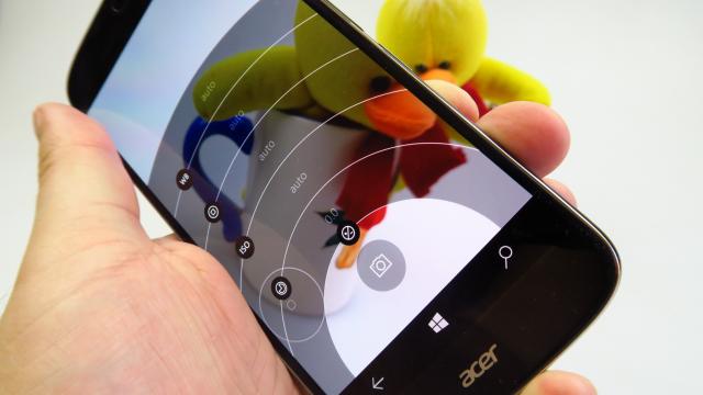 <b>Acer Liquid Jade Primo: Camera cu bug-uri, lag şi suprasaturare</b>Acer Liquid Jade Primo s-a poziţionat din start ca un rival pentru modelele Lumia 950 la capitolul cameră, cel puţin pe hârtie. Aduce un senzor de 21 de megapixeli, cu blitz dual LED şi deschidere F/2.2, dar şi captura video 4K. Are un aspect nativ 4:3..