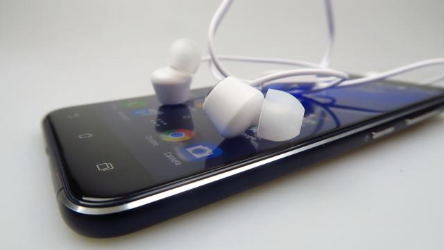 <b>ASUS ZenFone 3 Unboxing (ZE520KL): ASUS trece la sticlă şi metal, renunţă la compromisuri (Video)</b>Ieri am participat la debutul gamei ASUS ZenFone 3 în România, ocazie cu care v-am oferit şi un hands on care făcea diferenţa între modelele principale ASUS ZenFone 3. Azi vă prezentăm şi unboxing-ul variantei de 5.2 inch, cunoscută şi că ASUS ZenFone 3