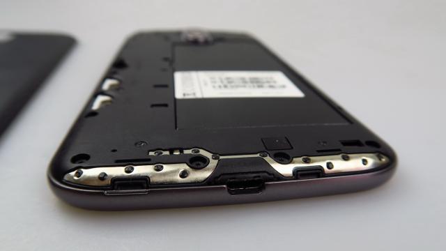 <b>Motorola Moto G4: Baterie OK la playback video, cu încărcare gigantică totuşi</b>Moto G4 are o baterie de 3000 mAh, idealul zic eu la o diagonală de 5.5 inch. E o unitate Li-Ion care pe hârtie ar avea şi o funcţie Turbo Power, care cu 15 minute de încărcare ar oferi 6 ore de utilizare. În fine, hai să trecem la testele noastre