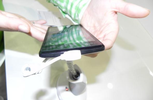Acer Liquid E3 hands-on preview; terminal mid-range cu display de 4.7 inch (Retro MWC 2014 - Video): dscn5055jpg.jpg