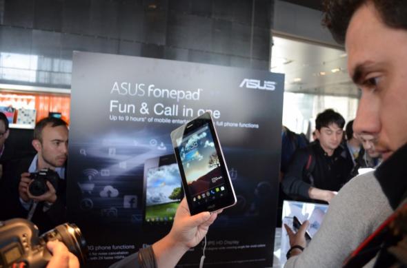 MWC 2013: ASUS PadFone Infinity hands on: spatele de metal ne-a cucerit! (Video): asus_evenr_mwc_2013_11.jpg
