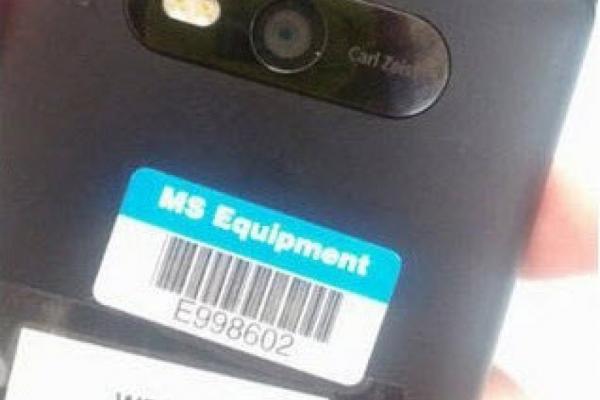 Nokia Lumia 825 - smartphone cu Windows Phone 8 și display PureMotion (zvon)