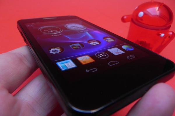 Allview P4 Alldro review - ecran de Samsung Galaxy S II, dual SIM și cameră de iPhone 4S (Video)