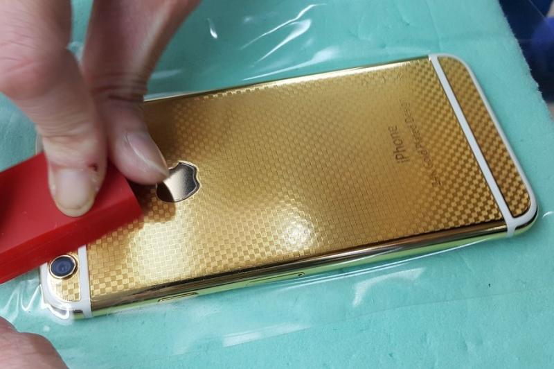 iPhone 6 și iPhone 6 Plus primesc ediții placate cu aur de 24K din partea producătorului chinez NavJack: 1420715143_4208531222_l.jpg