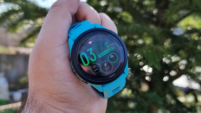 <b>Review Garmin Forerunner 265: Smartwatch cu ecran AMOLED pentru sportivi; Vine cu AOD și NFC, dar și  cu autonomie de 10+ zile</b>În această săptămână a sosit la mine un nou smartwatch. Este vorba despre un model pentru alergători, după cum îi spune și numele - Garmin Forerunner 265. El aduce un display AMOLED luminos, are și funcție AOD, ba chiar și NFC pentru plăți contactless