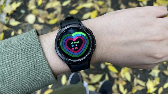 <b>Revine una dintre cele mai îndrăgite funcții de pe ceasurile Samsung - inelul rotativ fizic apare pe Galaxy Watch6 Pro</b>Destul de timid a fost dat și startul campaniei de leak-uri pentru ceasurile Samsung Galaxy Watch 6, modele pe care le vom vedea lansate cândva la început de lună august alături de pliabilele Galaxy Z Fold5 și Galaxy Z Flip5. Astăzi avem 