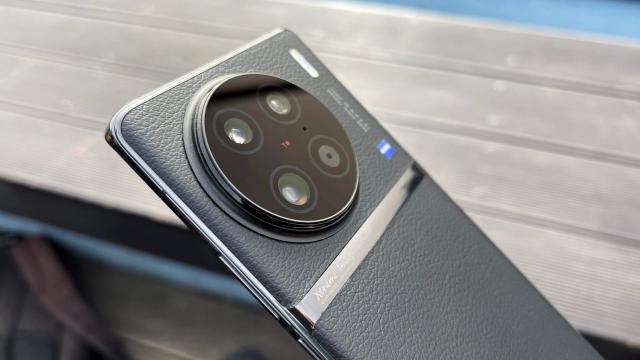 <b>vivo X90 Pro, review detaliat în limba română (Evaluare Mobilissimo)</b>În vara anului 2022 ne jucam cu vivo X80 Pro și eram plăcut surprinși de performanțele flagship-ului. Iată că, mai devreme decât ne-am fi așteptat, a ajuns pe masa de teste vivo X90 Pro. Succesorul continuă să surprindă, atât prin inovație