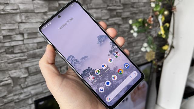 <b>Nokia X30 5G: OS, UI, aplicaţii cu tăria că Android One e încă relevant</b>HMD păstrează bună tradiţie a software-ului stock şi aerisit, curat şi fără bloatware şi pe Nokia X30 5G. Telefonul vine cu Android 12 şi aşa cum arată şi ecranul de boot, adera la programul Android One. În ziua de azi cred că doar această companie