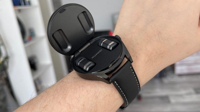 <b>HUAWEI WATCH Buds Review: Un smartwatch cum nu ai mai văzut! Integrează o pereche de căști in-ear, cu ANC chiar</b>Nu se întâmplă des să vedem dotări inedite în segmentul smartwatch, dar iată că anul 2023 reușește să ne uimească prin ceva din acest punct de vedere iar acel ceva se numește HUAWEI Watch Buds. 