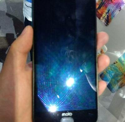 Fotografii cu Motorola Moto Z2 Force: Moto-Z2-Force-Baidu-Live-Leak-3-400x688.jpg