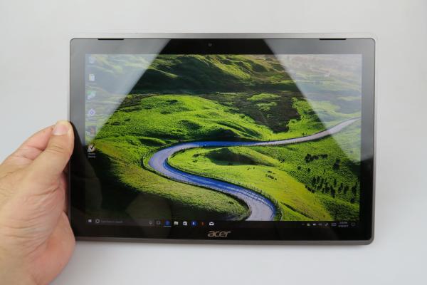 Acer Switch 3: Multimedia cu difuzoare stereo în zona superioară, volum mediu