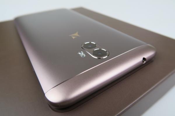 Allview X4 Soul Xtreme Unboxing: gigantul cu 3 ochi, unul uriaş pentru selfie (Video)