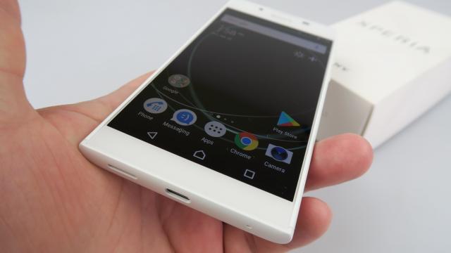 <b>Sony Xperia L1 Unboxing: micul mare telefon ce aduce Xperia la îndemână tuturor</b>Sony a început ca în ultimii ani să producă mai puține telefoane, renunțând la unele modele entry level sau midrange și axându-se pe flagship-uri și pe terminale cu selling point-uri clare. L1 pare să fie un model singuratic, pentru că nu îi găsim un..