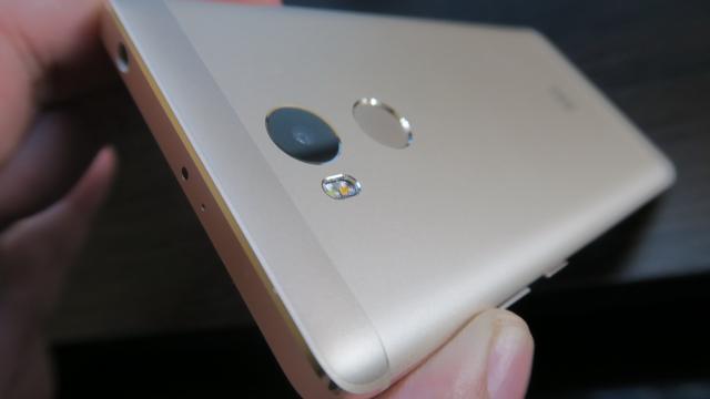 <b>Xiaomi Redmi 4: Conectivitate dual SIM, viteze bune, infraroșu</b>Xiaomi Redmi 4 Prime rămâne fidel infraroşului şi vă spun din proprie experienţă ca această funcţie e aur curat la 12 noaptea când magazinele sunt închise şi nu mai ai baterii pentru telecomanda de la aerul condiţionat, într-o noapte tropicală.