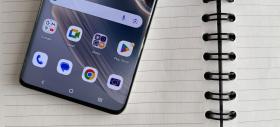 Motorola Edge 50 Pro: Display la fel de curbat, mai luminos și acum cu certificare Pantone + AI pentru imagini de fundal