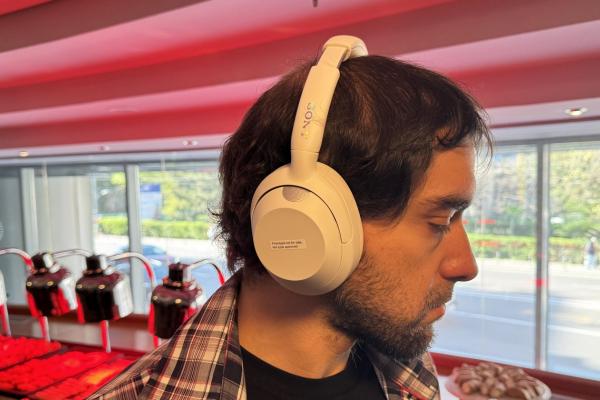 Cu urechile pe Sony Ult Wear, căştile Sony de 1000 de lei care se bat cu cele de 1500 (Video)