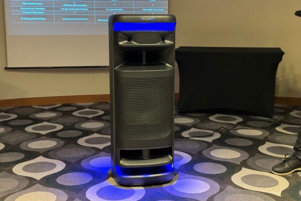 Sony Ult Tower 10 Hands On: Mega boxa de club, petreceri pe spaţiu mare, cu preţ de 6000 lei, funcţii karaoke