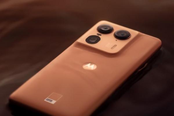 Motorola Edge 50 Ultra este oficial: spate din lemn REAL, Snapdragon 8s Gen 3, cameră periscop