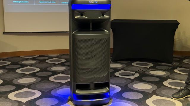 <b>Sony Ult Tower 10 Hands On: Mega boxa de club, petreceri pe spaţiu mare, cu preţ de 6000 lei, funcţii karaoke</b>Există boxe MARI şi există Sony Ult Tower 10, pe care am văzut-o în acţiune la început de aprilie 2024. Tocmai a debutat, ca parte a seriei Ult, care include şi căşti noi (Ult Wear) şi o boxă portabilă mică (Ult Field 1). Cel mai impresionant 