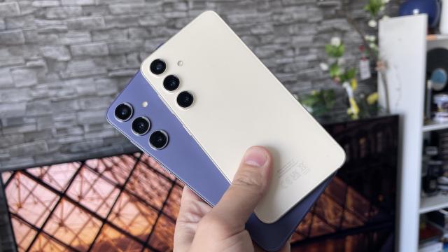 <b>Samsung Galaxy S24: Hardware cu upgrade-uri subtile, dar necesare</b>Samsung Galaxy S24 face schimbări incrementale, dar necesare, când vine vorba despre hardware-ul său, în comparație cu predecesorul. Umblă la baterie, la diagonală ecranului și chiar la tipul de panou al ecranului, așa cum veți afla mai jos