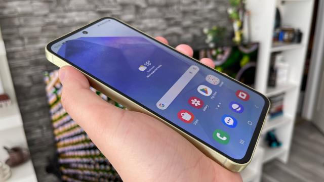 <b>Samsung Galaxy A55: OS, UI, aplicaţii foarte apropiate de S24, minus Galaxy AI</b>Samsung Galaxy A55 vine cu One UI 6.1 la bord, aplicat peste Android 14, dar fără Galaxy AI şi Circle to Search. Singură manifestare a AI-ului aidoma seriei S24 este cu acea literă "i" în zona de jos a fotografiilor, care îţi permite 