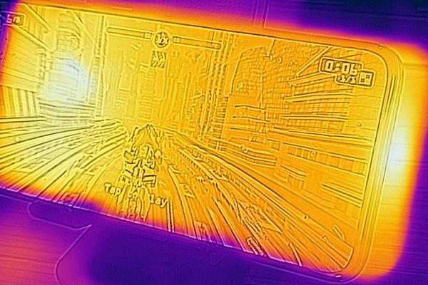 Motorola Edge 30 Neo: Benchmark-uri tipice mid-midrange, nu se face de râs la jocuri