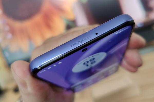 Motorola Edge 30 Neo: Acustică stereo axată mai mult pe înalte şi voce