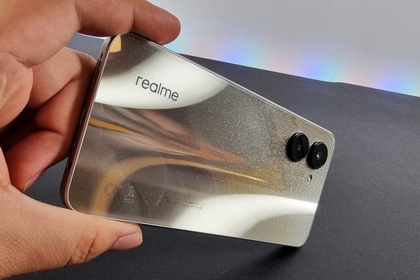 Prezentare realme C33 - Smartphone accesibil multimedia, cu design „oglindă”, display generos și baterie de 5000 mAh