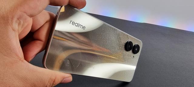 Prezentare realme C33 - Smartphone accesibil multimedia, cu design „oglindă”, display generos și baterie de 5000 mAh