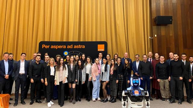 <b>Orange Educational Program sărbătorește 25 de ani de la prima ediție și 3 noi generații de absolvenți într-o gală de premiere</b>Ieri după-amiază am avut ocazia să revin pe băncile facultății, cu ocazia unui eveniment special Orange România. După cum probabil ați aflat prin intermediul paginilor noastre de Instagram și Facebook, vorbim despre o celebrare