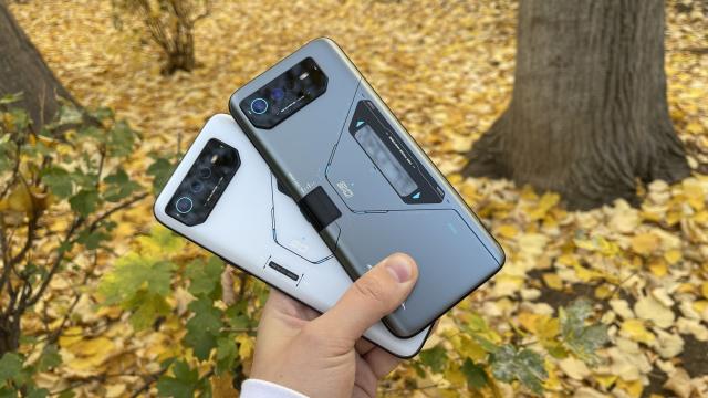 <b>MediaTek Dimensity 9000+ versus Snapdragon 8+ Gen1; ASUS ROG Phone 6D Ultimate dă dureri de cap celor de la Qualcomm!</b>Deși ne-au obișnuit ca în fiecare toamnă să aducă pe piață o variantă "s" pentru smartphone-urile de gaming ROG, iată că în 2022 lucrurile s-au schimbat pentru că ASUS a decis să vină cu ceva mai diferit. Dacă anul trecut aveam lansat 