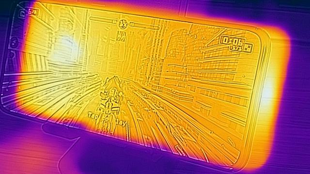 <b>Motorola Edge 30 Neo: Benchmark-uri tipice mid-midrange, nu se face de râs la jocuri</b>Motorola Edge 30 Neo este un Motorola Edge 30 Lite în adâncul sufletului său şi vine după un Motorola Edge 20 Lite cu CPU Dimensity 720, înlocuit acum de Qualcomm Snapdragon 695. E un CPU 5G de 6 nm, cu 8 nuclee, GPU Adreno 619 şi am găsit acest chipset