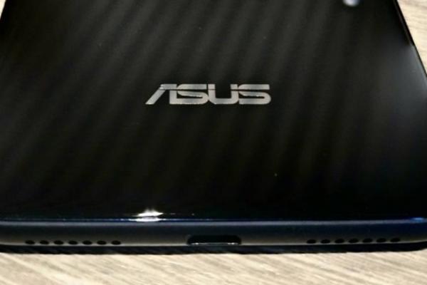 ASUS ZenFone 5 Lite apare într-o fotografie reală; Vedem și o randare care prezintă variantele de culoare