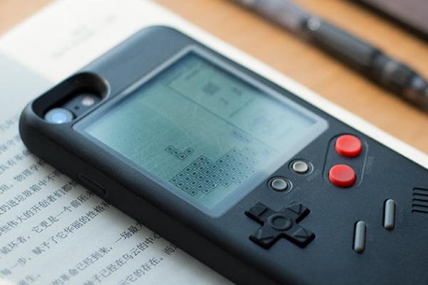 Wanle este o husă inedită de iPhone 6/6s ce are rol de consolă 8-bit portabilă; costă 16 dolari și puteți juca Tetris