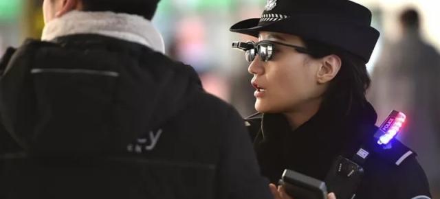 Poliţia chineză foloseşte acum ochelari cu recunoaştere facială pentru a supraveghea turiştii