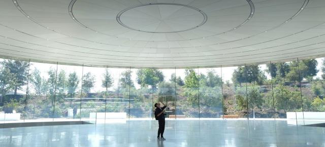 Futurism periculos: angajaţii Apple se rănesc dând cu capul de pereţii de sticlă din Apple Campus