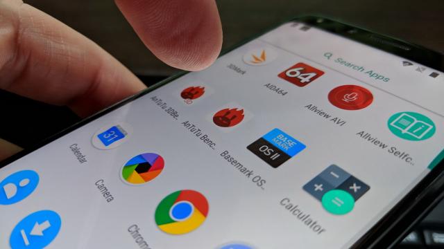 <b>Allview X4 Soul Infinity Plus: Benchmark-uri de flagship din 2016, de-o seamă cu midrengerele de actualitate</b>Allview X4 Soul Infinity Plus are tot ce îi trebuie să fie considerat un flagship între Allview-uri, dar la nivel global, între toate telefoanele ar fi un high midrange. Are procesor MediaTek Helio P25, chipset octa core văzut pe Meizu Pro 7 şi tactat..