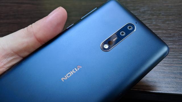 <b>Nokia 8 Review</b>Nokia 8 e în sfârşit aici, primul flagship Nokia din epoca HMD Global şi epoca Android la urma urmei. E printre flagship-urile mai compacte, la 5.3 inch, dar nu face compromisuri de hardware. A debutat în toamna trecută, preţul i-a scăzut rapid, a..