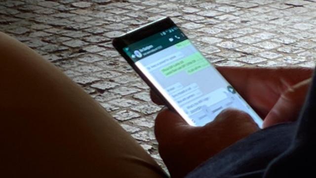 <b>Nokia 9 surprins în imagini live în Indonezia, are un ecran cu margini curbate</b>Anul trecut eram cu toţii în expectativă cu privire la debutul lui Nokia 8 şi Nokia 9, dar doar primul s-a concretizat. Ca atare Nokia 9 a rămas în standby până anul curent, când scăpările s-au rărit, iar Nokia 10 pare să fi furat prim planul. 